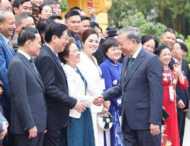 Le 11 octobre 2024, à l'occasion de la Journée des entrepreneurs vietnamiens, le secrétaire général du Parti et président To Lam rencontre une délégation d'entrepreneurs exemplaires de la Chambre de commerce et d'industrie du Vietnam (VCCI) et de l'Association des entreprises privées du Vietnam. Photo : VNA anh-7.jpg