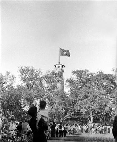 Le 10 octobre 1954, la population, pleine de joie, regarde le drapeau national flottant fièrement sur le Mât au Drapeau de Hanoï. Photo : Archives anh-9.jpg