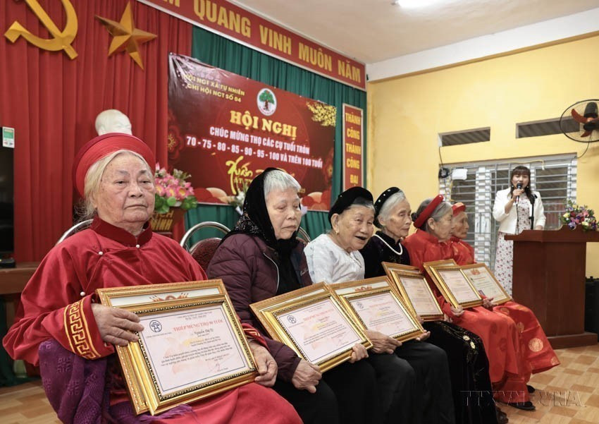 Remise de certificats de mérite à des personnes de plus de 90 ans dans la commune de Chuong Duong, à Hanoï, en 2024. Photo : VNA anh-8.jpg