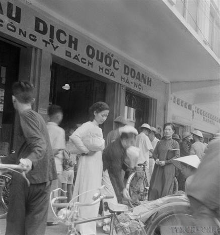 Les habitants affluent vers les magasins d'État, après la Libération de la capitale. Photo : Archives anh-121.jpg