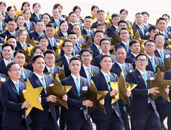 Le 2 septembre 2025, des entrepreneurs vietnamiens défilent fièrement sur la place Ba Dinh lors du défilé populaire et militaire commémorant le 80e anniversaire de la Révolution d'Août et de la Fête nationale du Vietnam. Photo : VNA anh-1-avatar.jpg