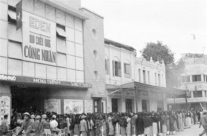 Les salles de cinéma sont de nouveau bondées, et toutes les activités de la capitale reprennent leur cours normal. Photo : Archives anh-11.jpg