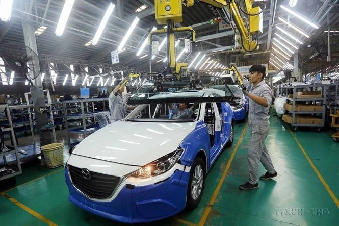 La chaîne d'assemblage de voitures Mazda de Truong Hai Automobile, située dans la zone économique ouverte de Chu Lai, province de Quang Nam, symbolise une collaboration fructueuse entre le Vietnam et le Japon dans l'industrie automobile. Photo : VNA anh-8.jpg