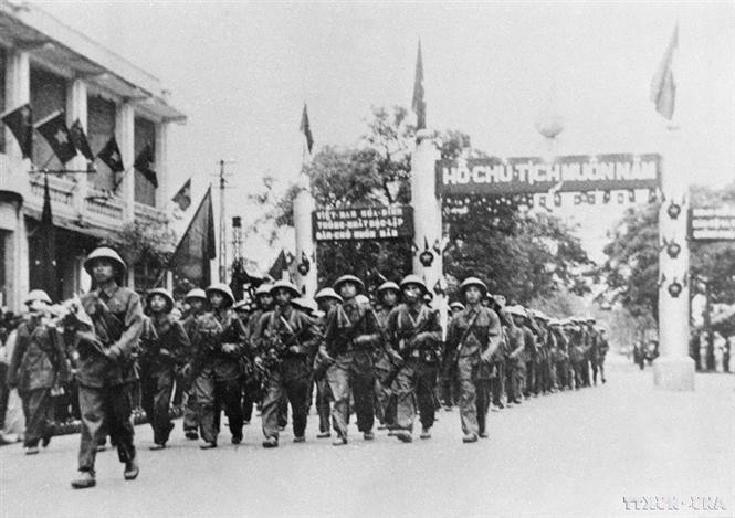 Répondant à l'attente fervente de la population, les unités de la Division 308 font leur entrée et prennent solennellement le contrôle de la capitale, un acte symbolisant l'ouverture d'un nouveau chapitre historique. Photo : Archives anh-5.jpg
