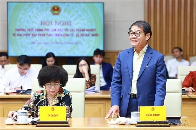 Le 21 septembre 2024, Tran Ba Duong, président du conseil d'administration du groupe Truong Hai (Thaco), prend la parole lors d'une conférence entre la permanence du gouvernement et des grandes entreprises nationales sur les stratégies de développement socio-économique. Photo : VNA anh-4.jpg