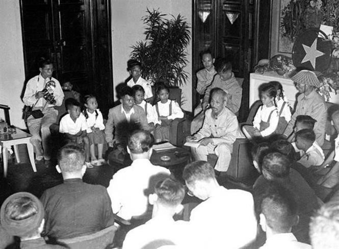 Le 16 octobre 1954, le Président Hô Chi Minh reçoit les représentants du peuple de la capitale. Photo : Archives anh-10.jpg