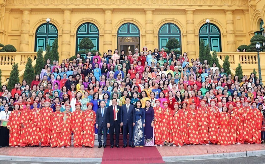 Le président Luong Cuong rencontre une délégation de femmes âgées exemplaires, représentant les plus de 9 millions de femmes âgées à travers le pays, le 6 décembre 2024. Photo : VNA anh-2.jpg