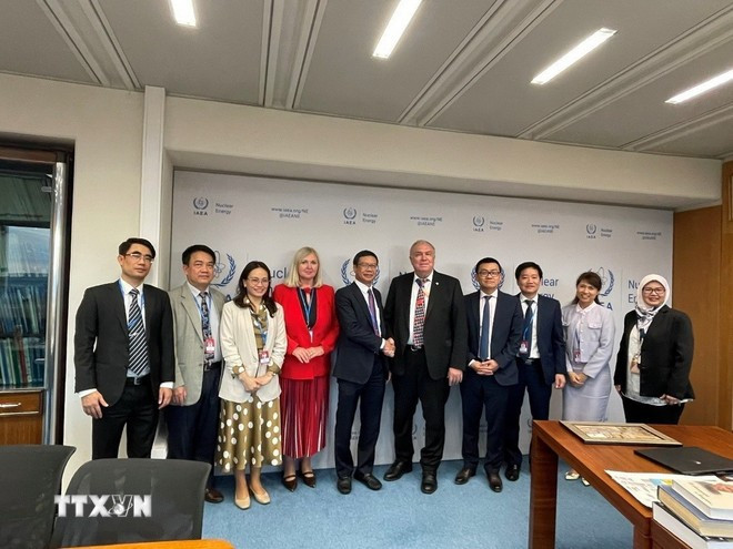 La délégation vietnamienne et le directeur général adjoint chargé de l'énergie nucléaire, Mikhail Chudakov (5e, droite). Photo: VNA iaea-1.jpg