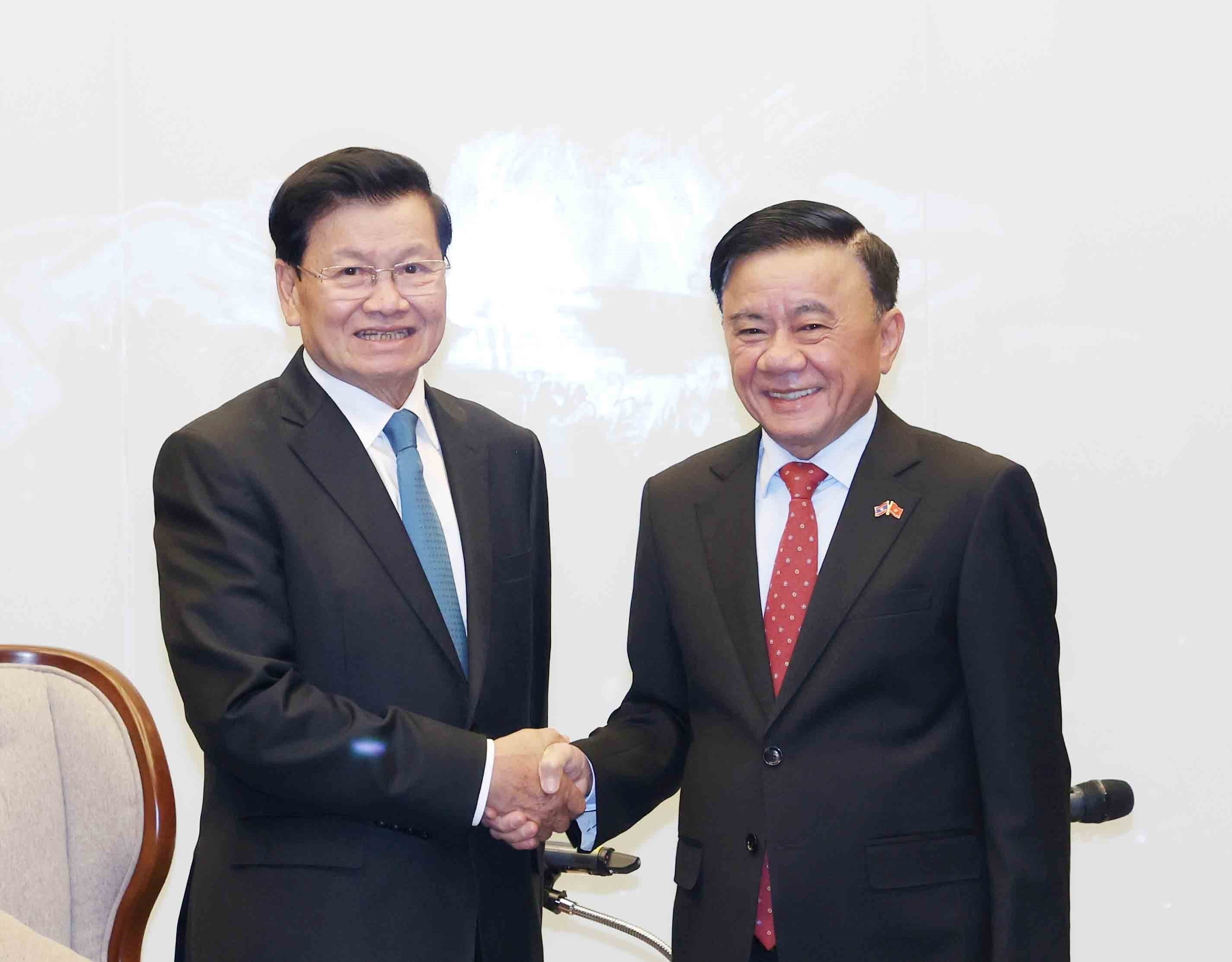 Tran Cam Tu, membre du Bureau politique et membre permanent du Secrétariat du Comité central du Parti (droite) et le secrétaire général du Parti populaire révolutionnaire lao (PPRL) et président lao, Thongloun Sisoulith. Photo: VNA