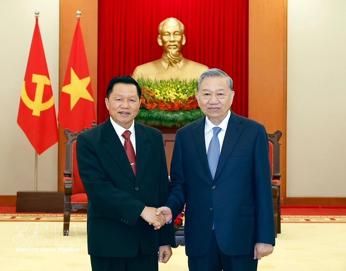 Le secrétaire général To Lam (droite) reçoit le ministre lao de la Sécurité publique Vanthong Kongmany. Photo: VNA