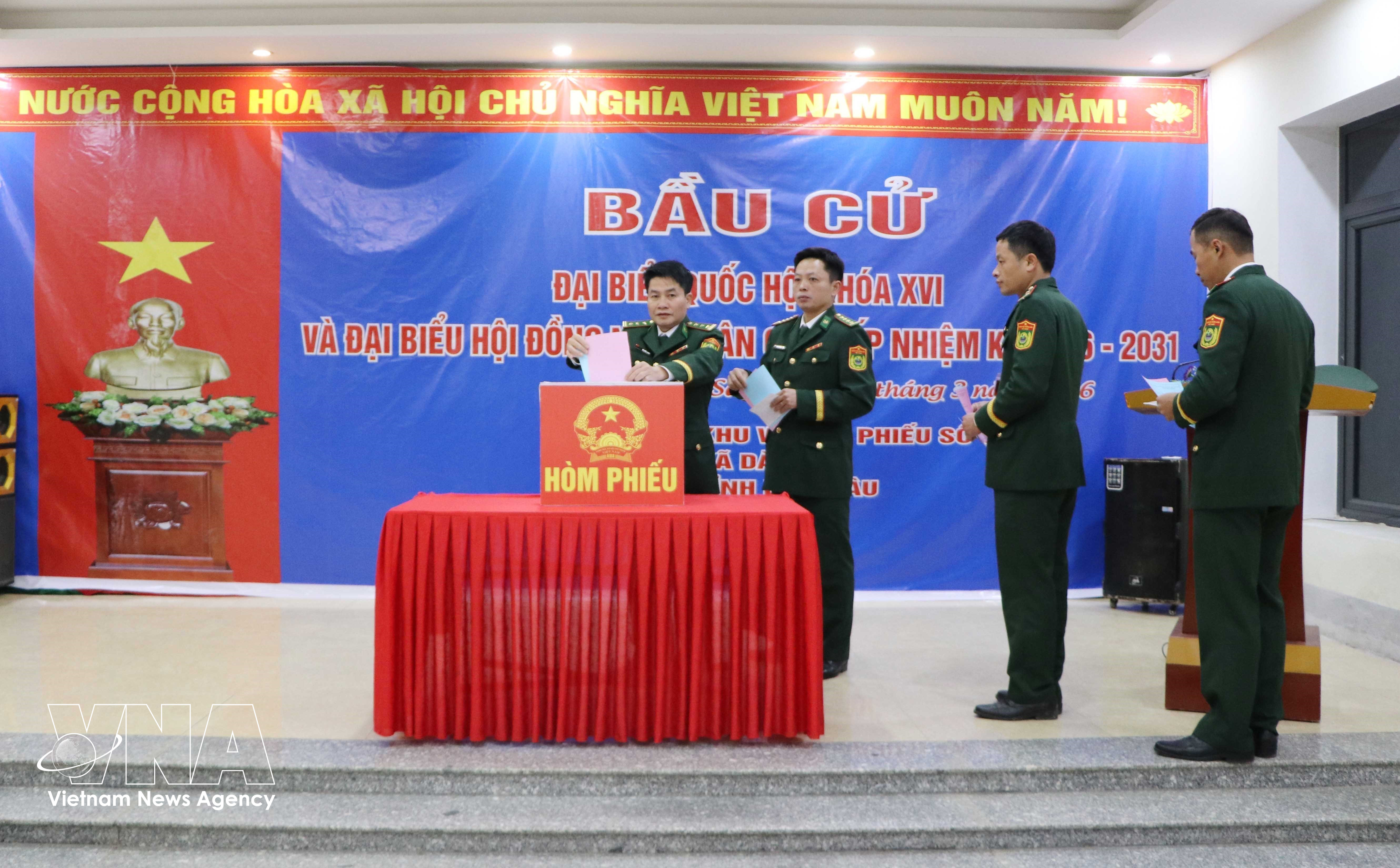 Des électeurs du poste-frontière de Dao San participent au vote pour élire les députés de la 16ᵉ Assemblée nationale et les membres des Conseils populaires pour le mandat 2026-2031. Photo: VNA