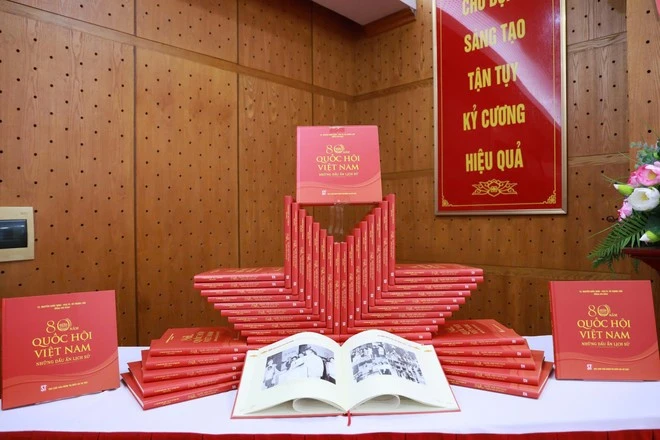 L’ouvrage, composé de près de 300 pages en grand format et présenté avec soin, réunit plus de 200 photographies d’archives précieuses, retraçant de manière vivante les 80 années de parcours de l’Assemblée nationale du Vietnam. Photo: VietnamPlus