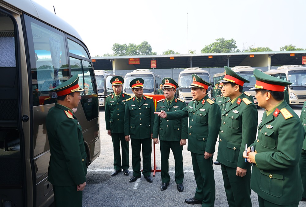 Le général de corps d'armée Le Huy Vinh, vice-ministre de la Défense, inspecte la Brigade 971 (Département des véhicules motorisés et des transports). Photo : mod.gov.vn.