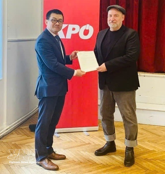 L'ambassadeur du Vietnam en Autriche, Vu Le Thai Hoang (gauche), remet une lettre de remerciement du Comité central du PCV au président du Parti communiste d'Autriche (KPÖ), Günther Hopfgartner. Photo: VNA