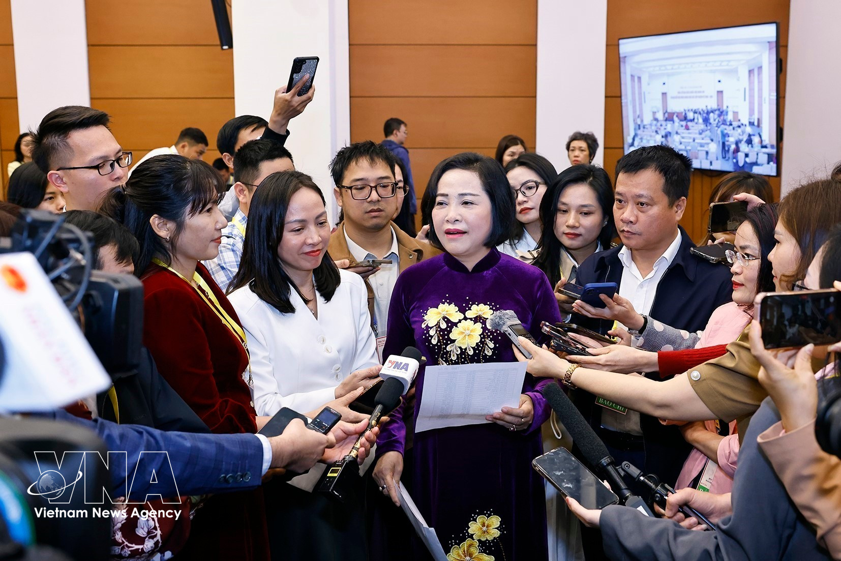 Nguyen Thi Thanh, vice-présidente de l’Assemblée nationale et membre du Conseil électoral national, répond à la presse. Photo: VNA