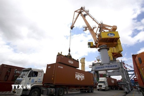 Activités de production dans l'usine de fabrication de piliers en béton centrifuge d'une entreprise à investissement direct étranger (IDE). Photo: VNA
