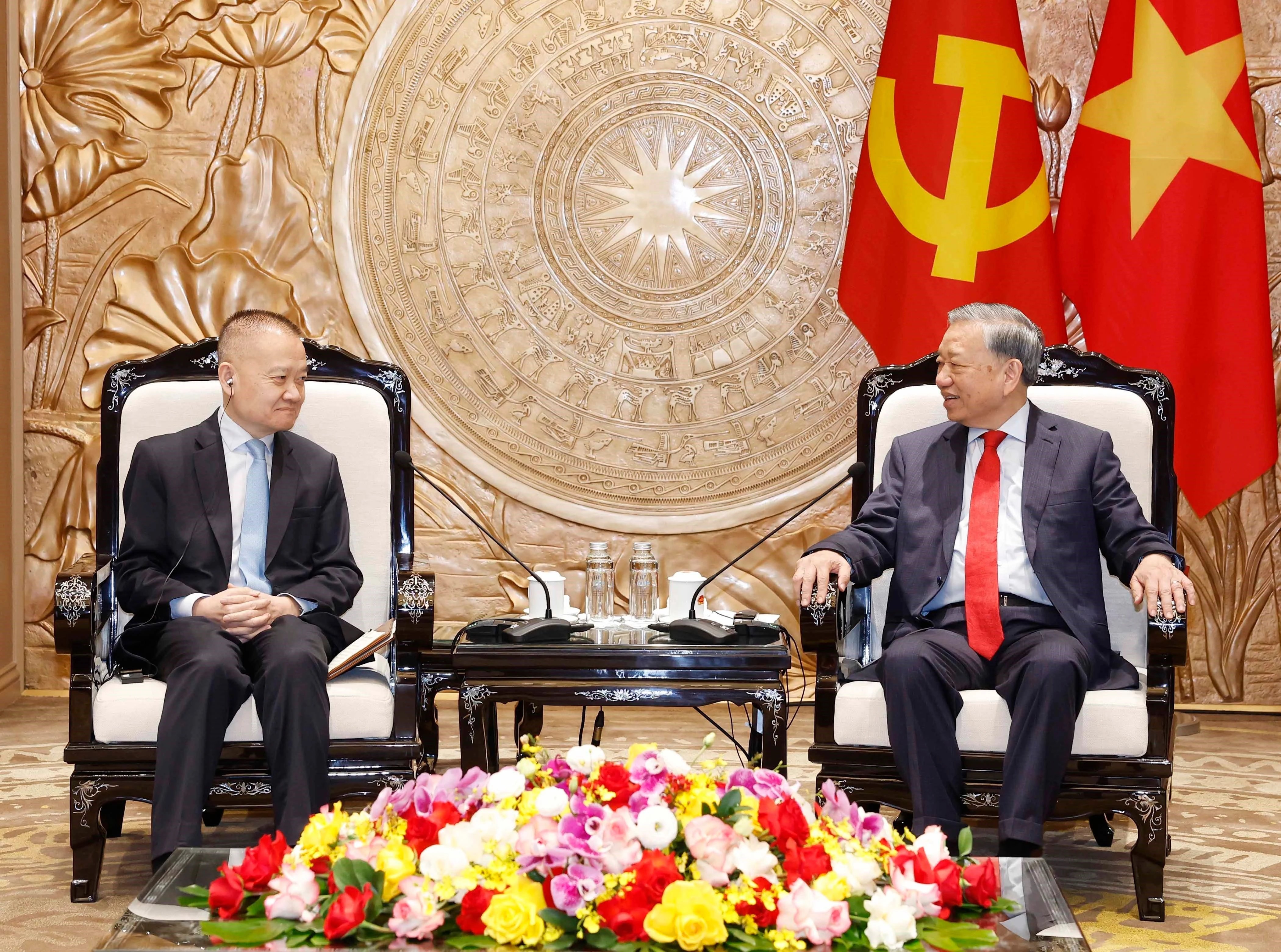 Le secrétaire général du PCV To Lam (droite) et Liu Haixing, membre du Comité central (CC) du Parti communiste chinois (PCC), chef du Département international du CC du PCC et envoyé spécial du secrétaire général et président chinois Xi Jinping. Photo: VNA