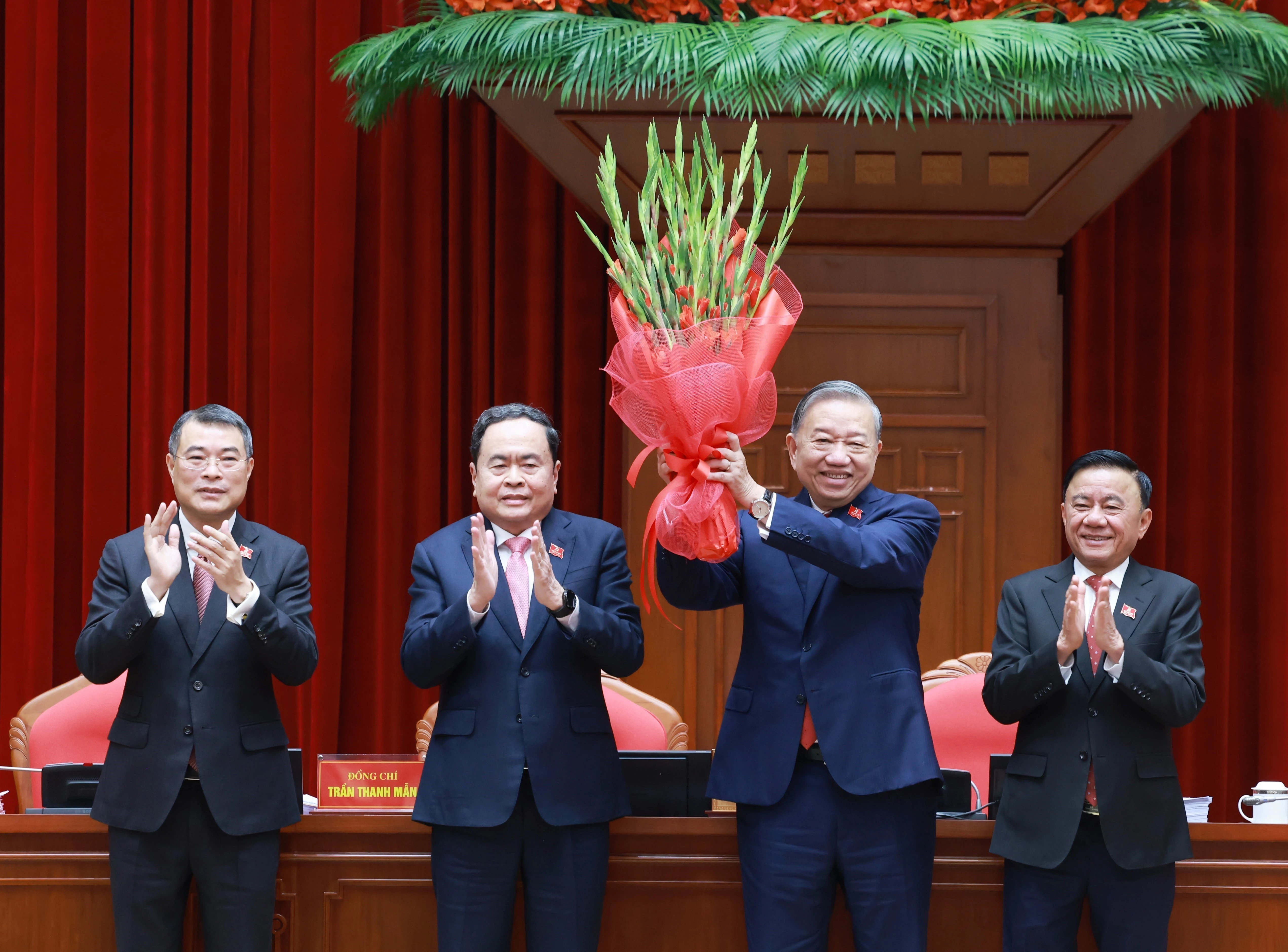 Le 14e Comité central du Parti élit à l'unanimité To Lam au poste de secrétaire général. Photo: VNA