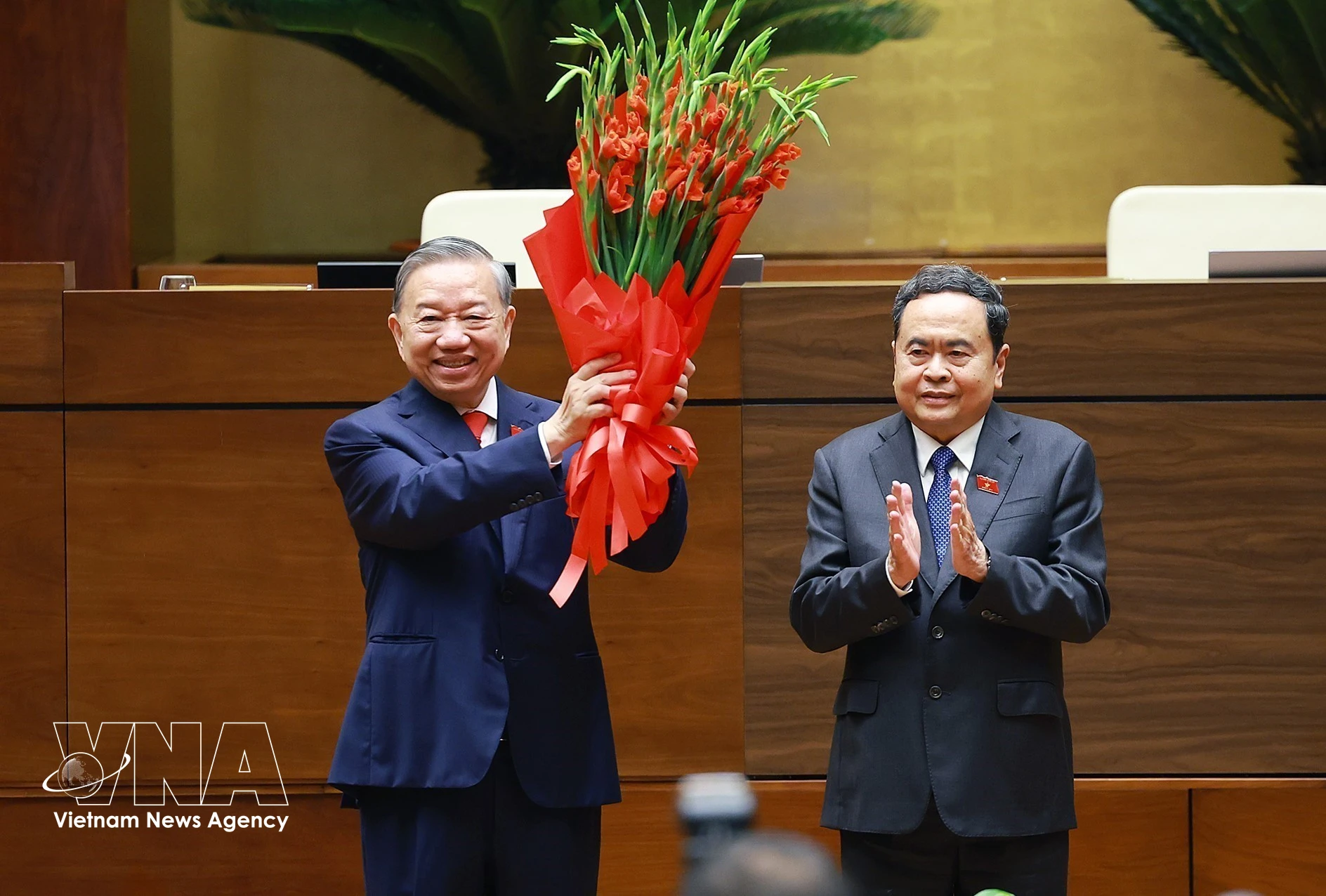 Le président de l'Assemblée nationale, Tran Thanh Man (droite), offre des fleurs au secrétaire général et président To Lam. Photo : VNA.