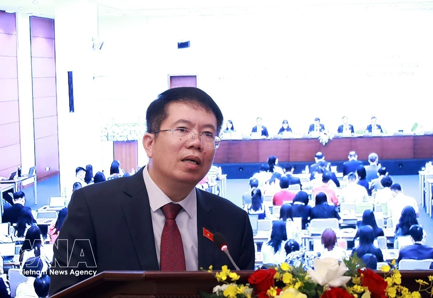 Le chef adjoint du Bureau de l'Assemblée nationale, Nguyen Van Hien, prend la parole lors de la conférence de presse. Photo : VNA