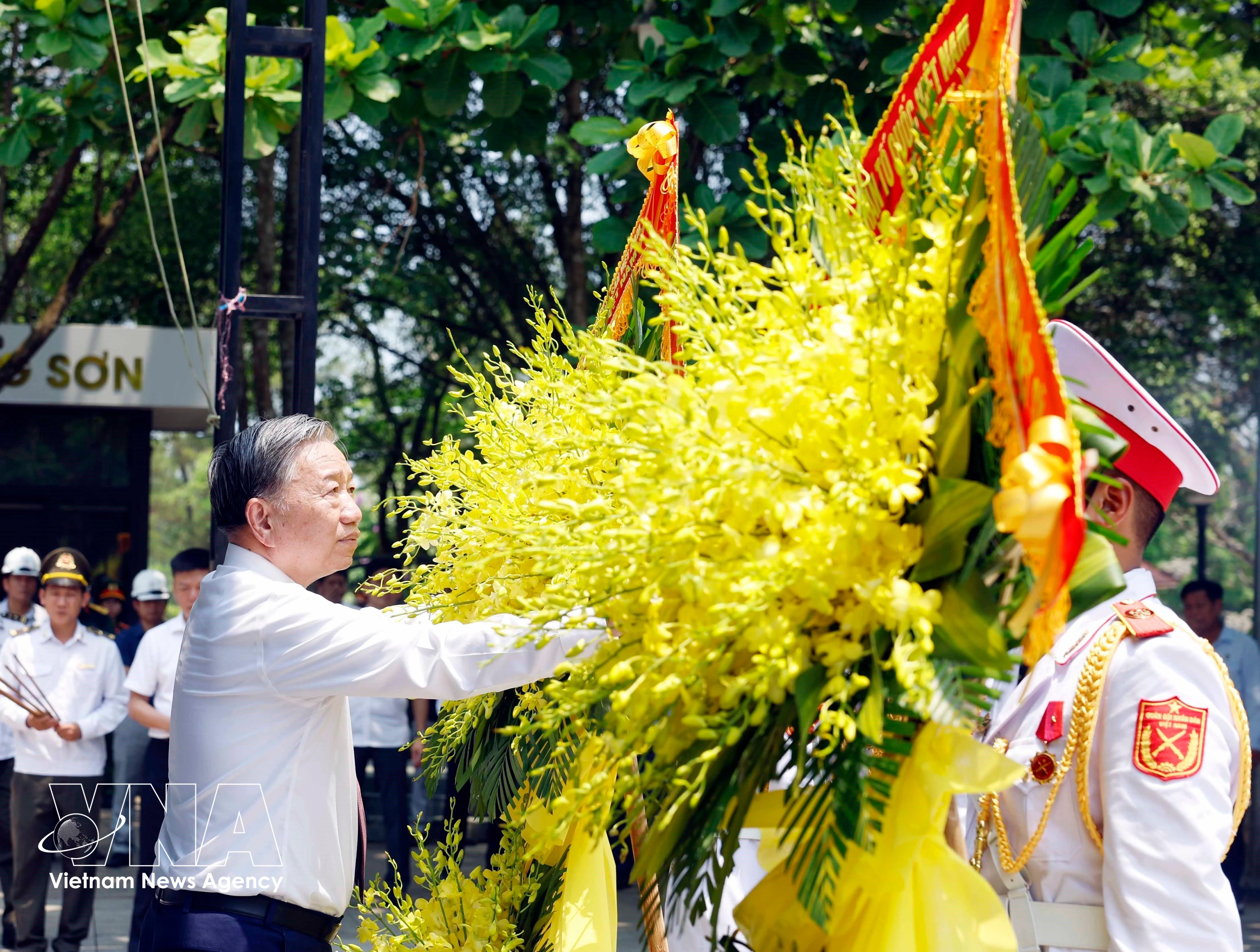 Le secrétaire général et président To Lam dépose des fleurs au cimetière national des martyrs de Truong Son. Photo : VNA