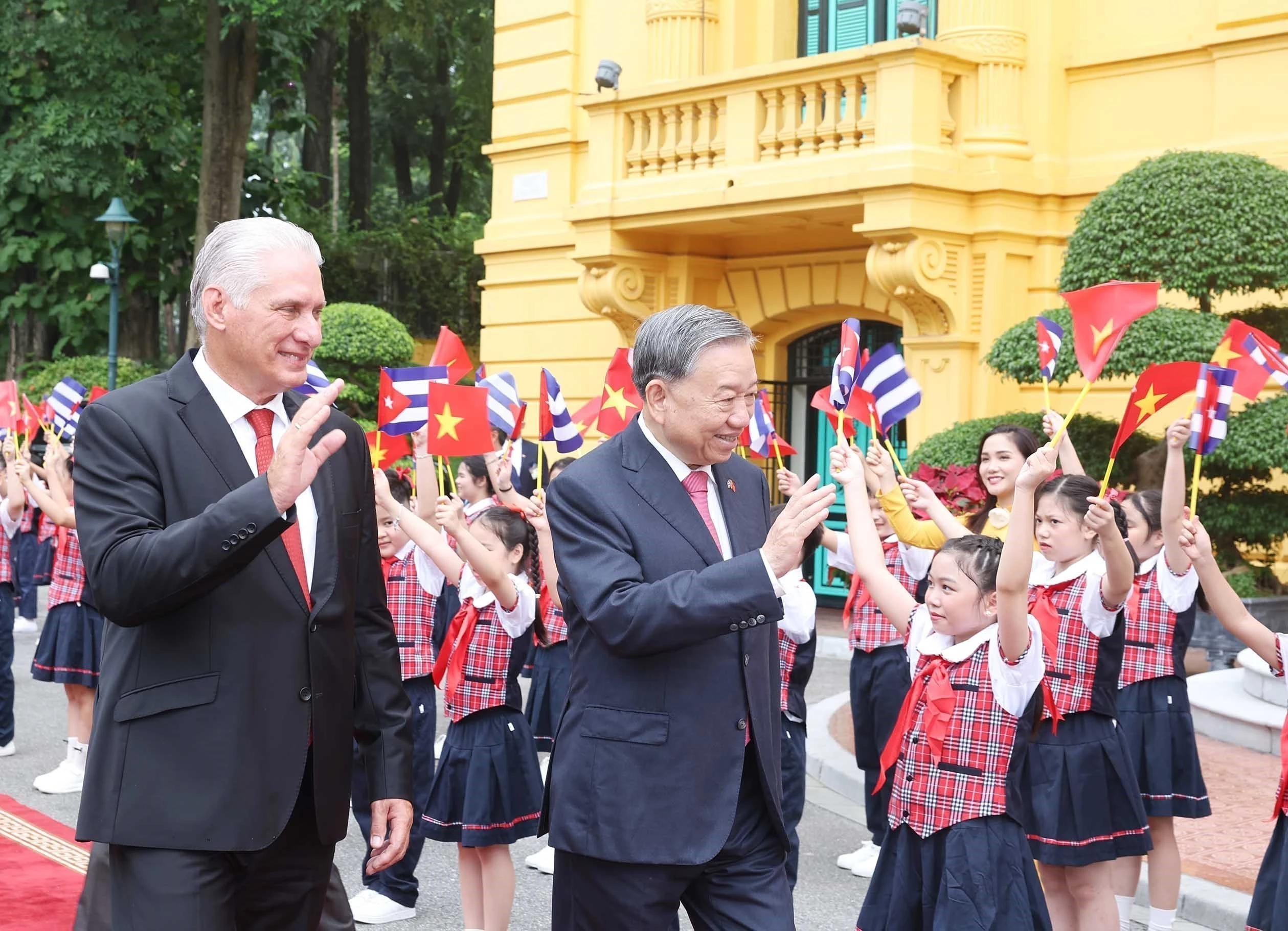 Le secrétaire général du Comité central du Parti communiste du Vietnam To Lam (droite) et le premier secrétaire du Comité central du Parti communiste de Cuba et président de Cuba, Miguel Díaz-Canel Bermúdez, lors de sa visite d'Etat au Vietnam en septembre 2025. Photo: VNA
