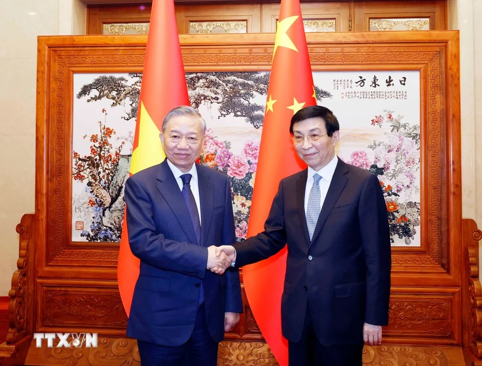 Le secrétaire général du Parti communiste du Vietnam et président vietnamien, To Lam (gauche), et Wang Huning, président du Comité national de la Conférence consultative politique du peuple chinois. Photo: VNA