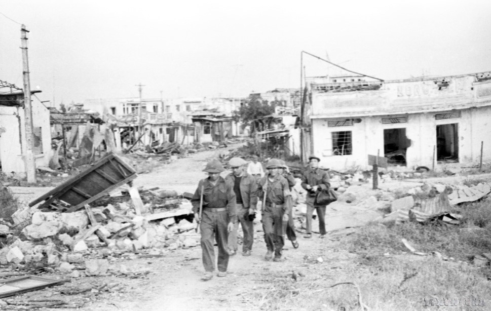 Pendant la guerre de libération nationale, les journalistes de la VNA se trouvaient sur les fronts les plus intenses et les plus difficiles, afin de témoigner du courage et de l’héroïsme de nos forces armées et de notre peuple. Sur la photo : des journalistes de la VNA dans la rue Trân Hung Dao, à Quang Tri, en 1972. Photo : VNA anh-32.jpg