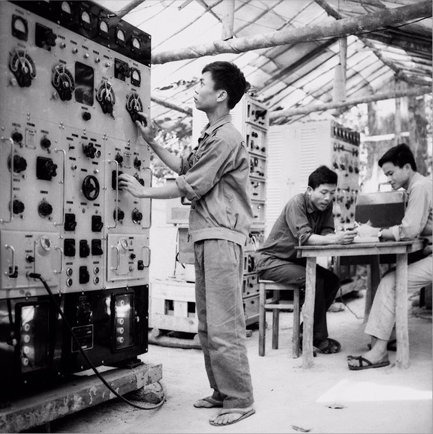 Un technicien de l’Agence de presse de libération manœuvre une machine Teletype. Pendant plus de 15 ans de création et de développement sous les bombardements ennemis (1960–1975), l’Agence de presse de libération a dû évacuer à plusieurs reprises son siège principal, tout en maintenant le "flux vital" de l’information. Photo : Archives de l'Agence de presse de libération anh-44.jpg
