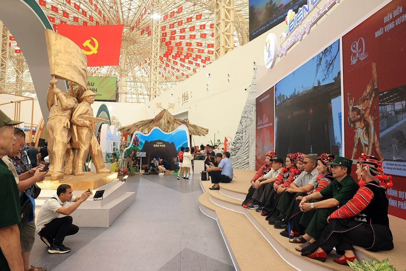 Des visiteurs prennent des photos souvenirs avec des membres de l’ethnie Hà Nhì au stand de la province de Diên Biên. anh-21.jpg
