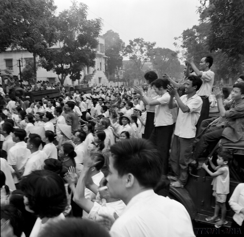 La population de la capitale célèbre la libération de Saïgon le 30 avril 1975, devant le siège de la VNA au 5, rue Ly Thuong Kiêt, à Hanoï. Photo : VNA anh-5-02.jpg