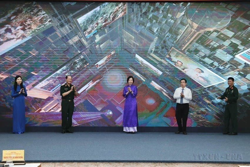 Partant de la simple fourniture de dépêches et de photos aux médias, la VNA s’est développée en un groupe de médias moderne, diversifié et présent sur plusieurs plateformes. Sur la photo : la directrice générale Vu Viêt Trang et le général de corps d'armée Bê Xuân Truong, président de l’Association des anciens combattants du Vietnam, avec d’autres délégués, lors de l’inauguration de la rubrique d’information et de l’exposition photo en ligne "70 ans de la Victoire de Diên Biên Phu" (19 avril 2024). Photo : VNA anh-73.jpg