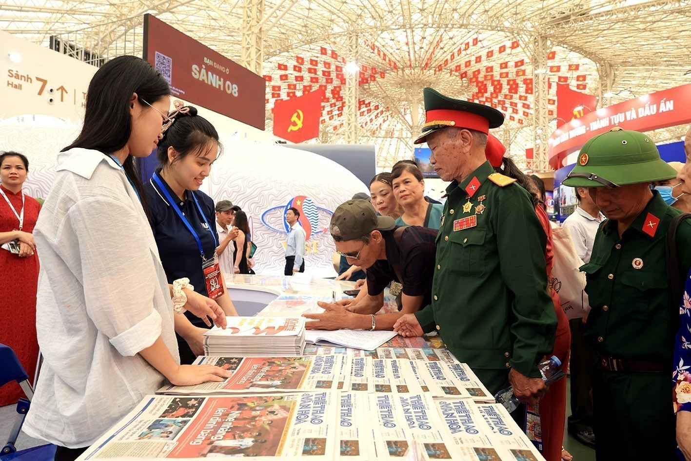 Le public reçoit gratuitement des journaux au stand de l’Agence Vietnamienne d’Information. anh-63.jpg