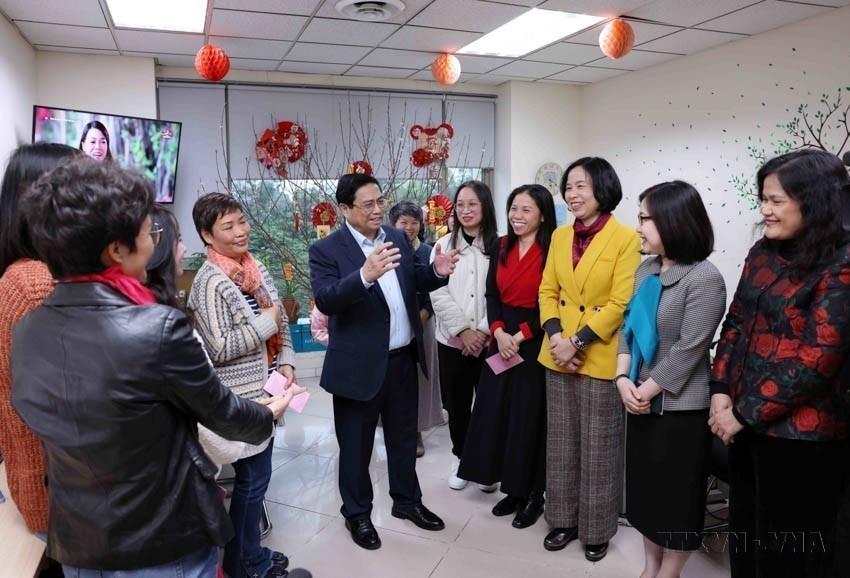 Sur la photo : le Premier ministre Pham Minh Chinh se rend à la VNA, inspecte le travail d'information et présente ses vœux du Têt, le 9 février 2024 (veille du Nouvel An lunaire). Photo : VNA anh-11.jpg