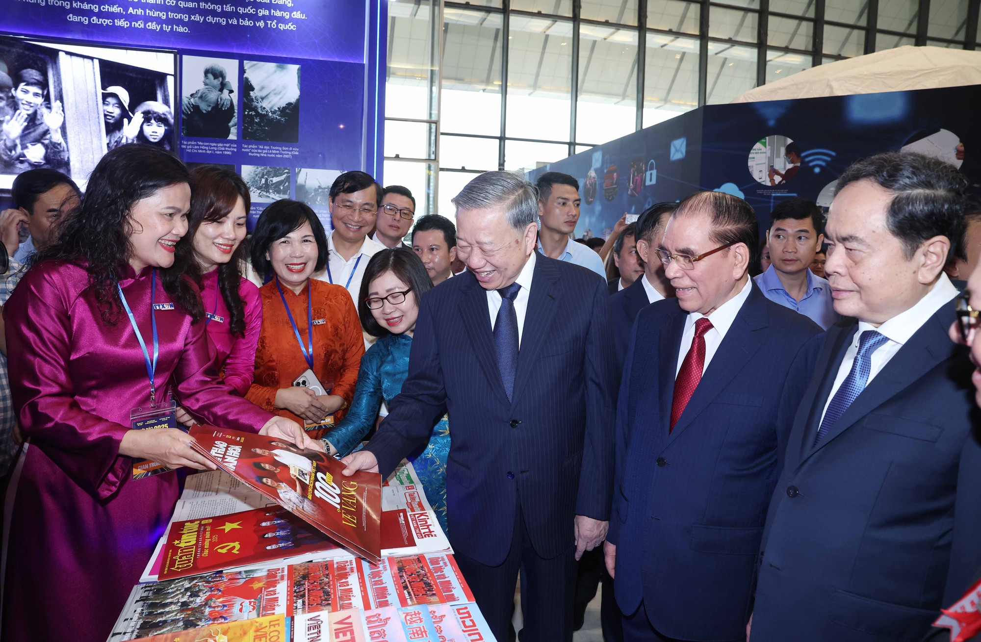 Le secrétaire général Tô Lâm, l’ancien secrétaire général Nông Duc Manh et le président de l’Assemblée nationale Trân Thanh Mân, accompagnés de délégués, visitent l’espace d’exposition de la VNA lors de la célébration du 100ᵉ anniversaire de la Presse révolutionnaire vietnamienne (21 juin 2025). Photo: VNA anh-13.jpg