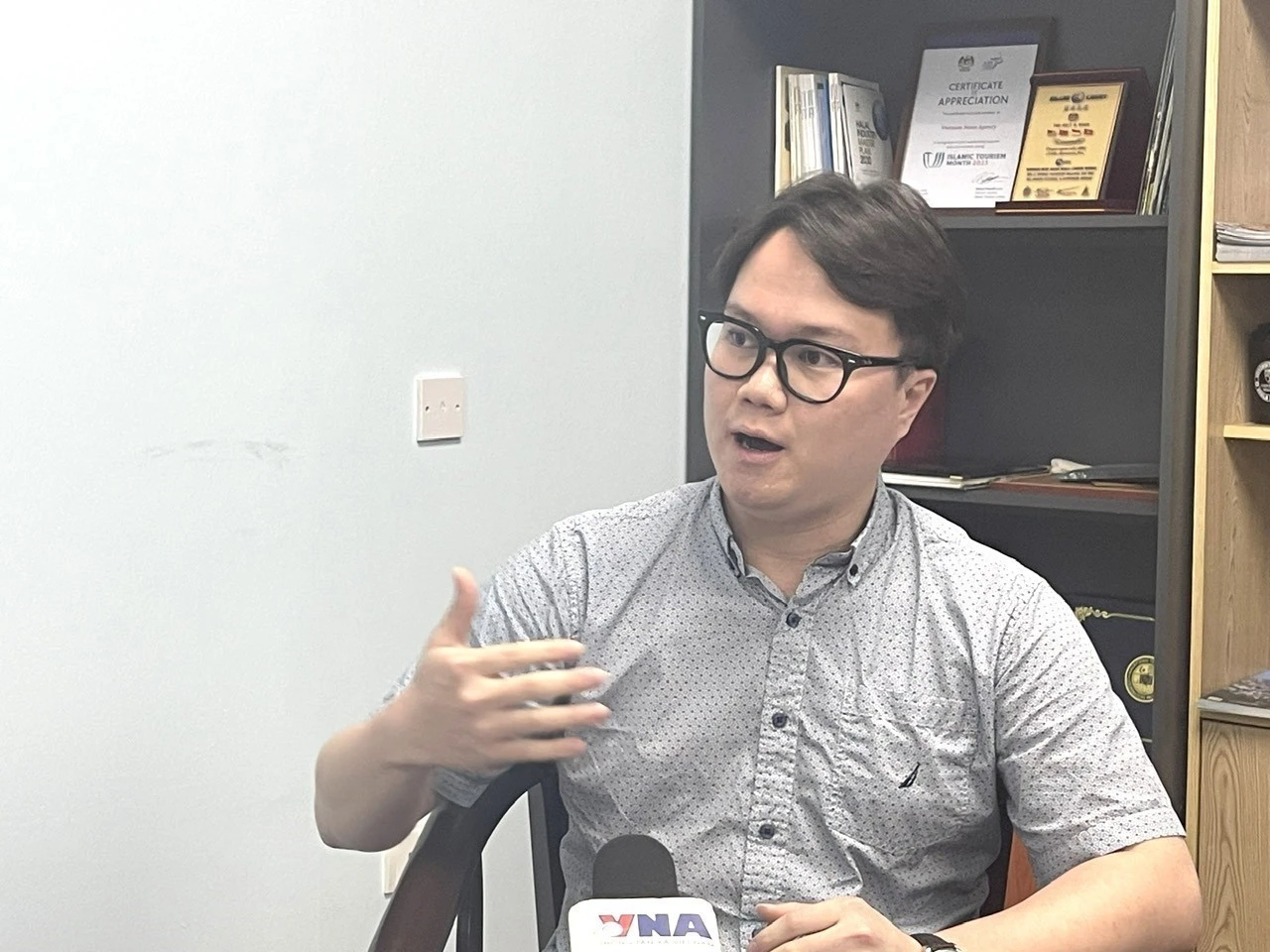 Enzo Sim Hong Jun, chercheur spécialisé en histoire et en défense en Asie du Sud-Est, répond à une interview de la VNA. Photo: VNA
