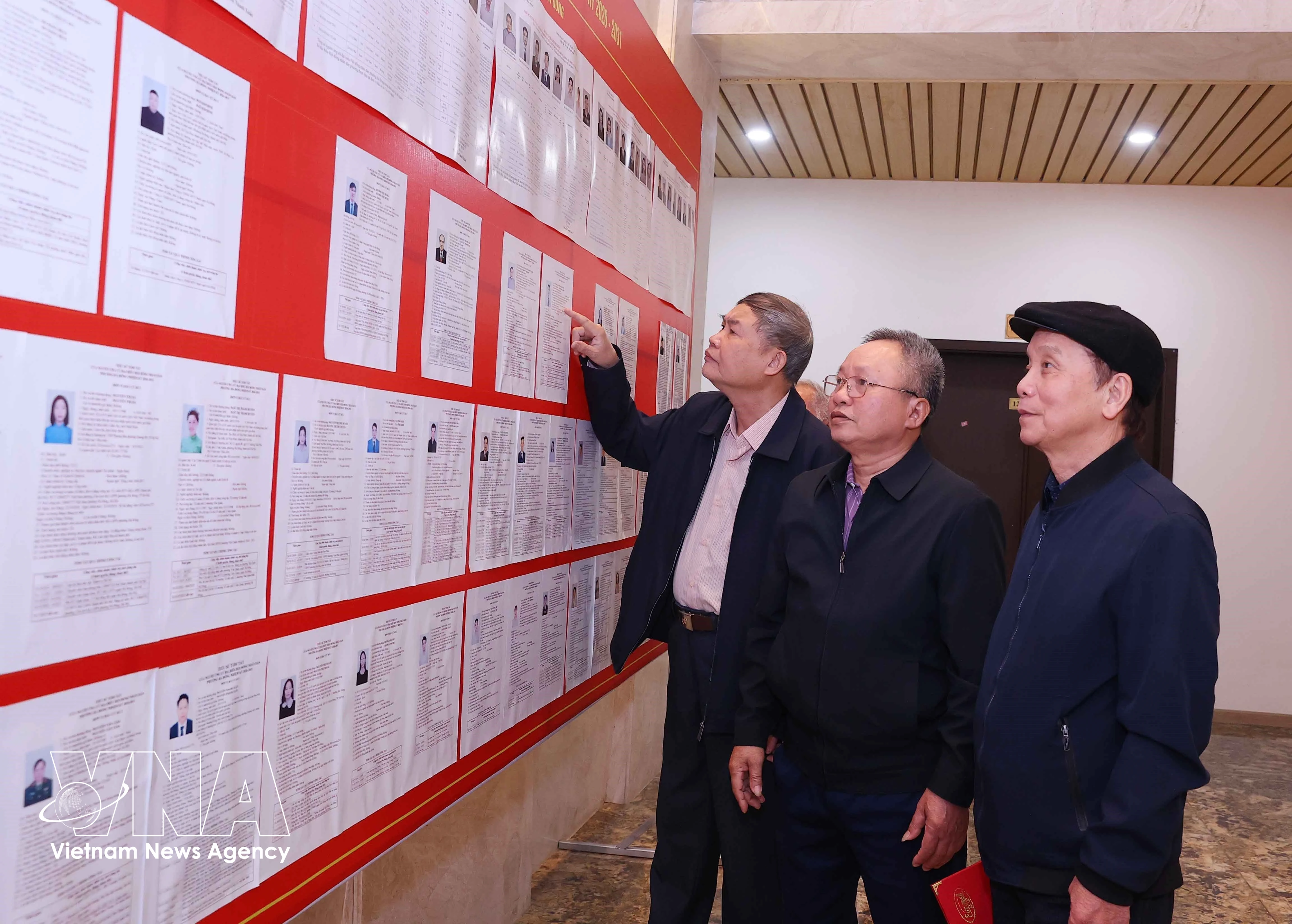 Des électeurs consultent la liste des candidats dans la circonscription n° 13. Photo : VNA