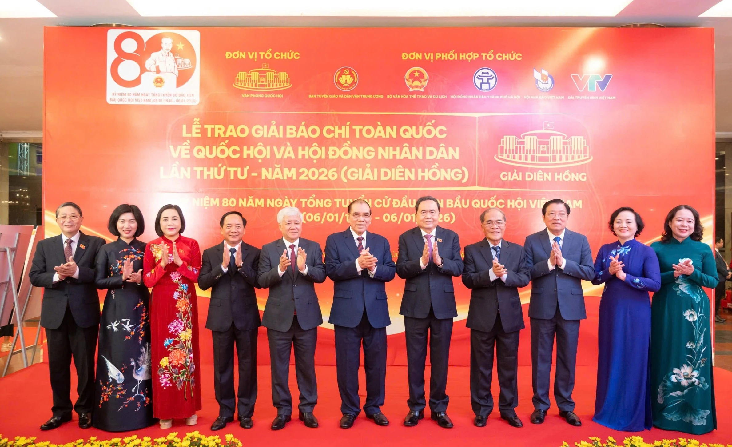 Le président de l’Assemblée nationale Trân Thanh Mân et d'autres dirigeants de haut rang à la cérémonie. Photo: daibieunhandan.vn
