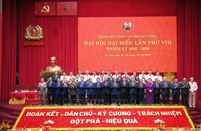 Les dirigeants et anciens dirigeants du Parti et de l’État, aux côtés des délégués participant au 8ᵉ Congrès du Comité central du Parti de la Sécurité publique pour le mandat 2025-2030. Photo: VNA