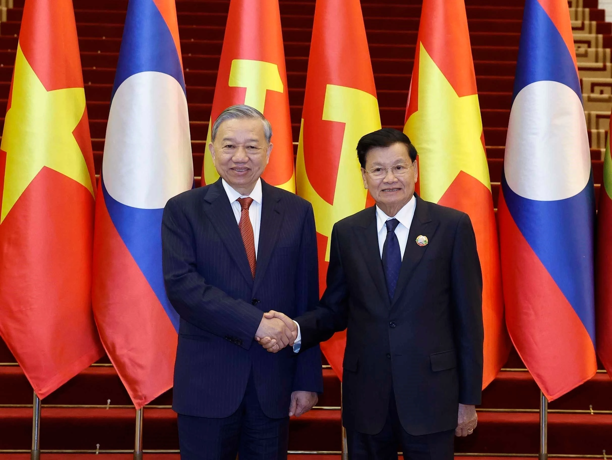 Le secrétaire général du PCV Tô Lâm (gauche) et le secrétaire général et président lao Thongloun Sisoulith. Photo: VNA