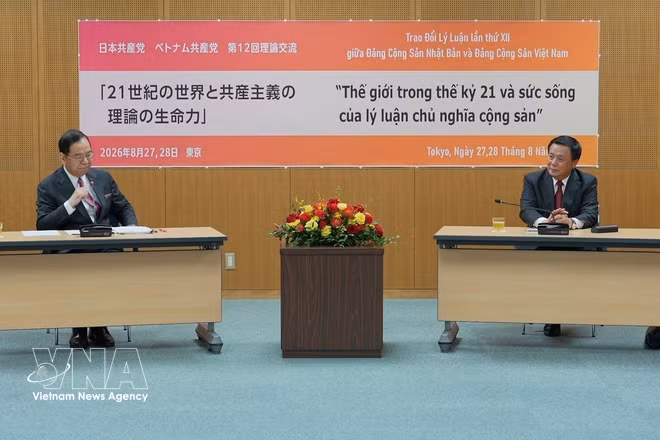 Nguyen Xuan Thang, président du Conseil théorique central, et Shii Kazuo, président du Comité central du Parti communiste japonais, lors de leur rencontre. Photo: VNA