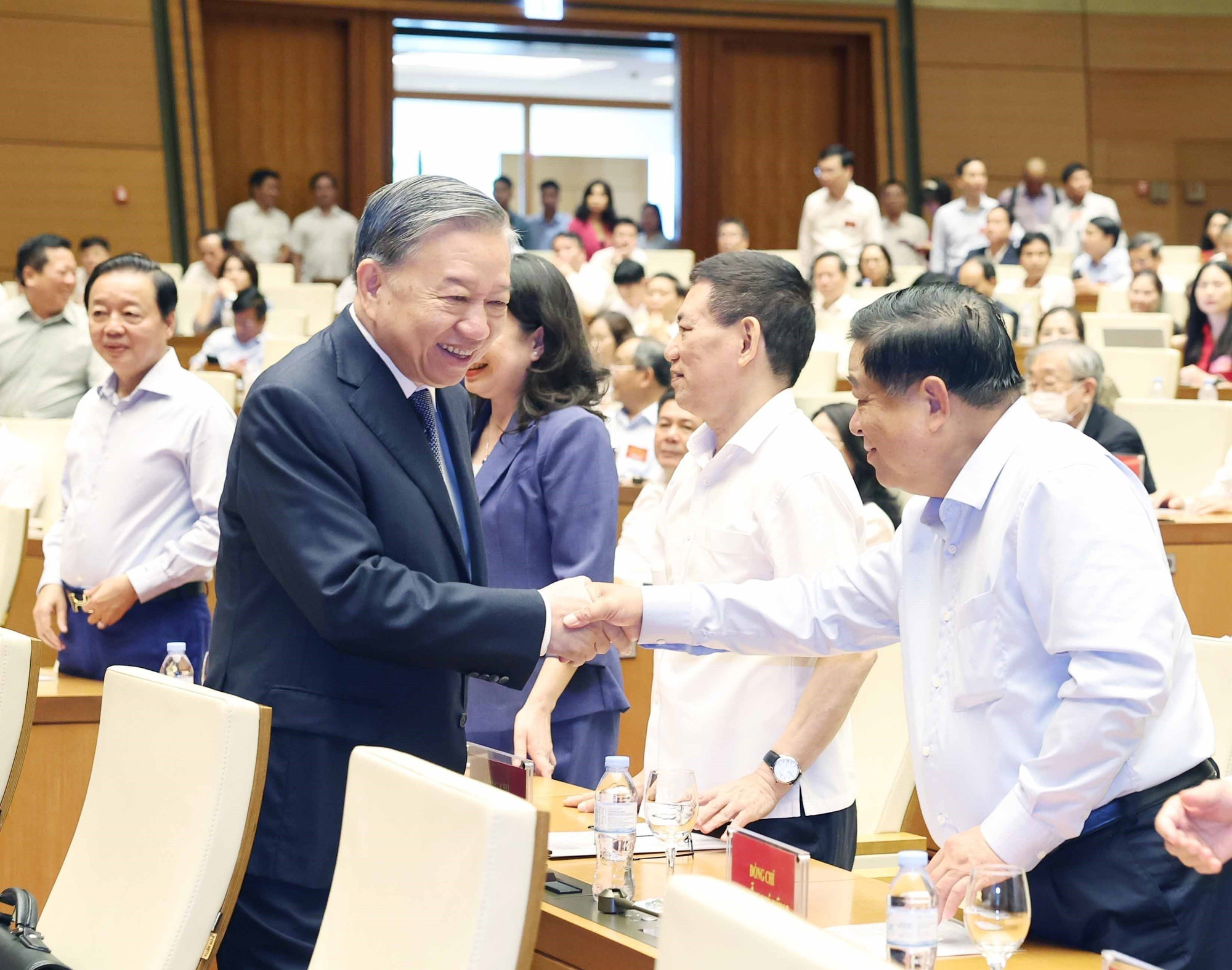 Le secrétaire général du Parti, Tô Lâm, lors de la conférence nationale sur la diffusion et la mise en œuvre de quatre résolutions du Politburo. Photo: VNA conference-nationale.jpg