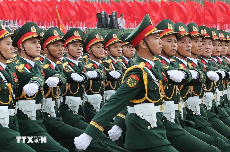 Des officiers de l'armée lors du défilé marquant le 80e anniversaire de la Révolution d'août et la Fête nationale (2 septembre). Photo : VNA