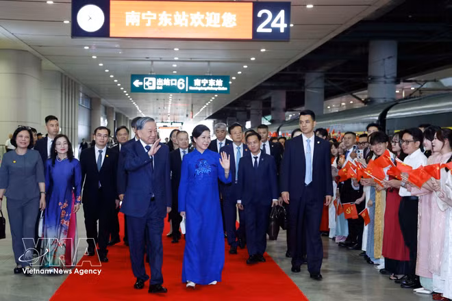 Le secrétaire général du Comité central du Parti communiste vietnamien (PCV) et président de la République, To Lam, et son épouse, accompagnés d'une délégation vietnamienne de haut niveau, quittent Nanning le 17 avril, concluant ainsi avec succès leur visite d'État en Chine du 14 au 17 avril. Photo : VNA