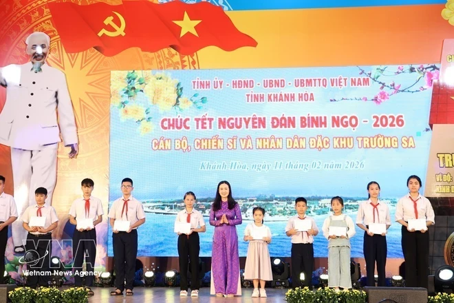 L'Union des femmes de la province de Khanh Hoa a octroyé des bourses d'études aux enfants des officiers et soldats en poste dans la zone spéciale de Truong Sa. Photo : VNA