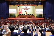 Les délégués votent l'adoption de la Résolution du 14e Congrès national du Parti communiste vietnamien. Photo : VNA