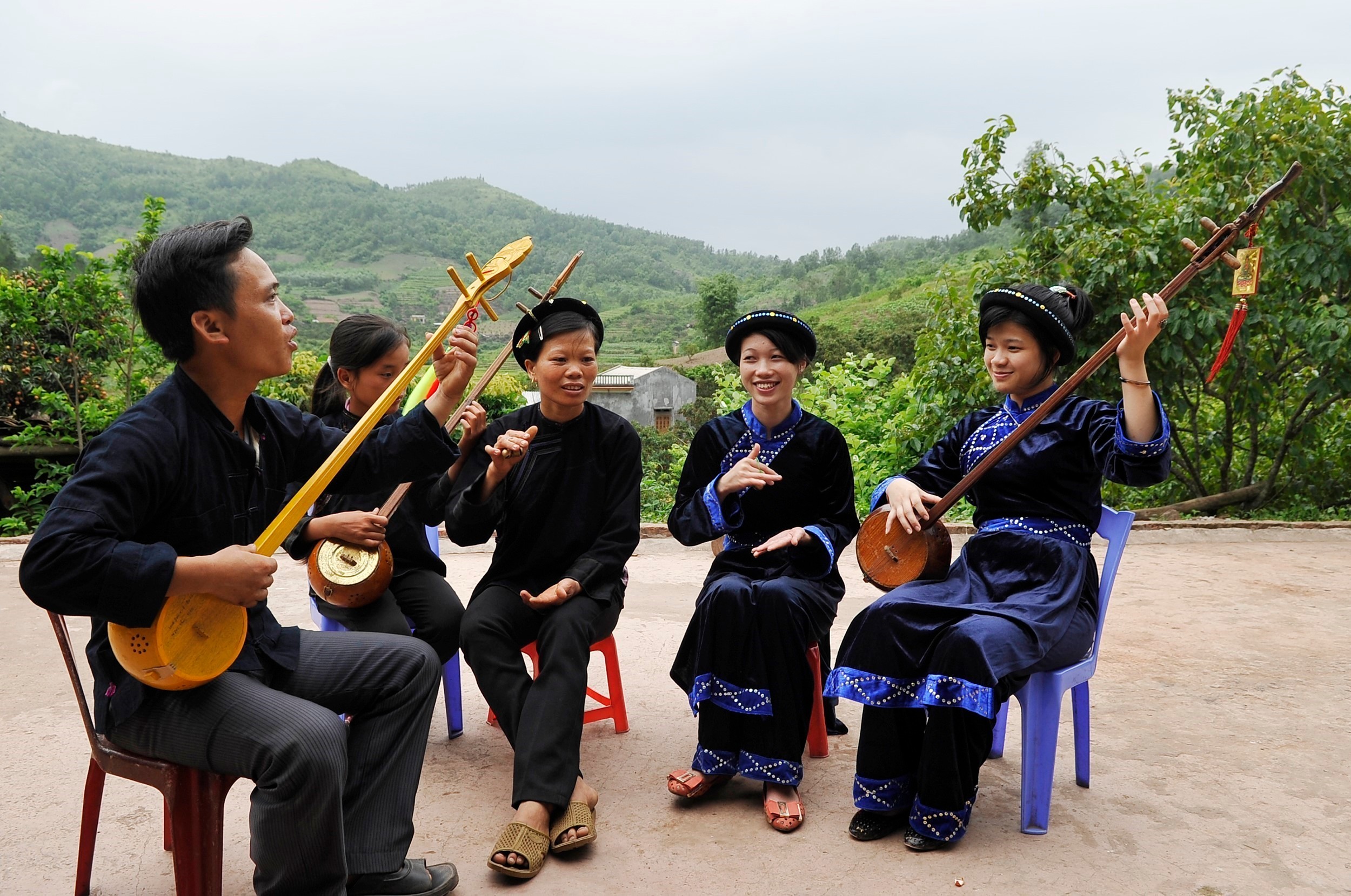 L’artisan Luc Van Tich guide le club de chant Then de la commune de Son Hai, province de Bac Ninh, lors d’une séance d’entraînement. Photo : VNA