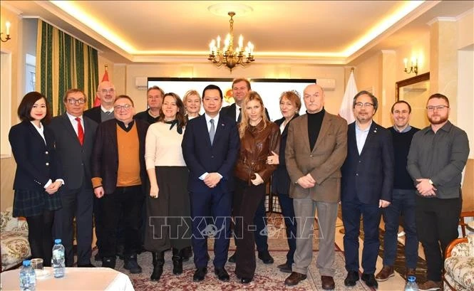 L'ambassadeur du Vietnam en Pologne, Ha Hoang Hai (au premier plan, cinquième en partant de la gauche), et d'autres participants à la conférence de presse du 15 janvier (Photo : VNA)