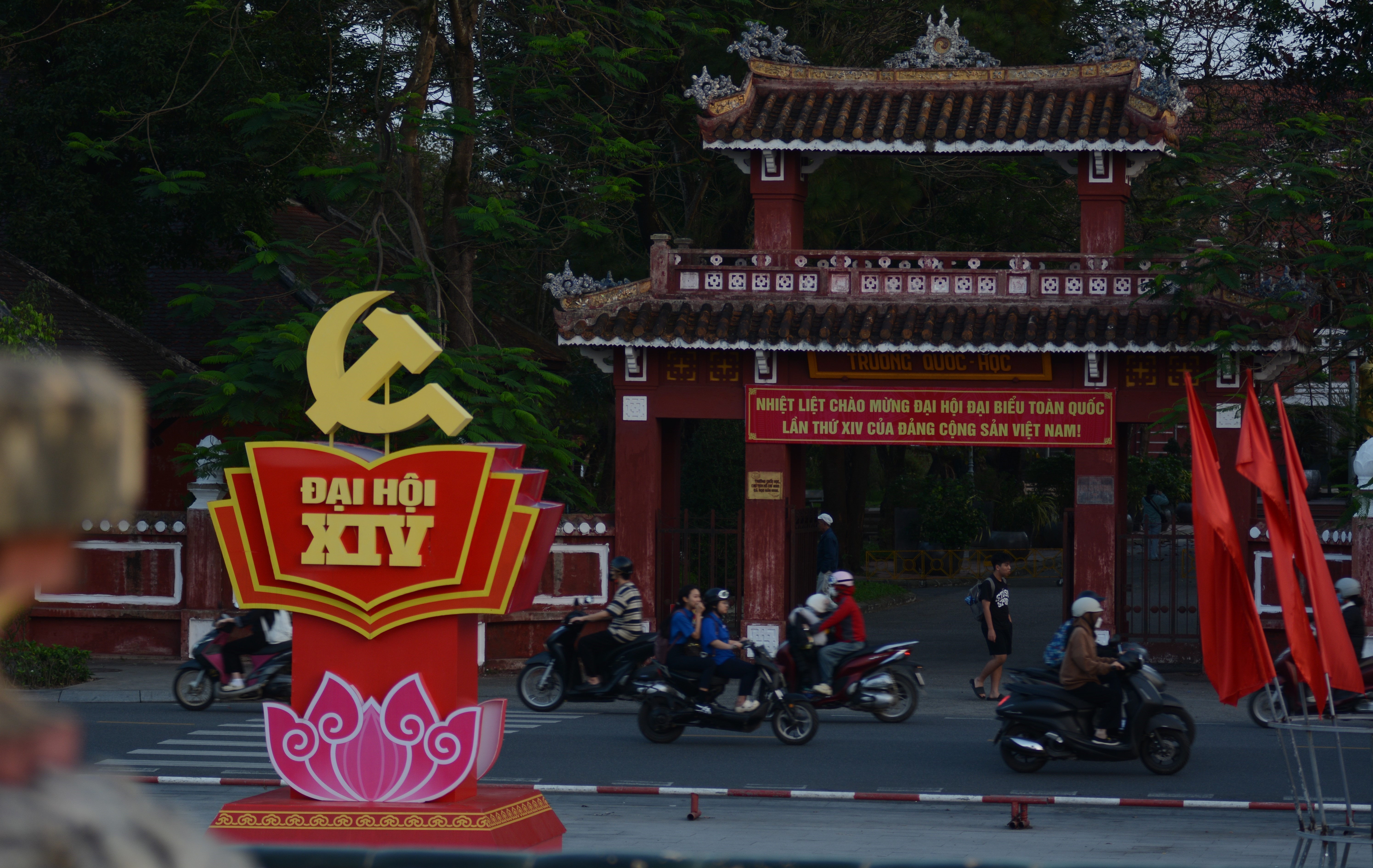 Des banderoles et des décorations accueillant le 14e Congrès national du Parti communiste du Vietnam sont déployées dans le parc central de la ville de Hué. Photo : VNA