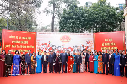 Le secrétaire général To Lam avec des électeurs au bureau de vote n° 2, quartier de Ba Dinh, Hanoï. Photo : Thong Nhat - VNA